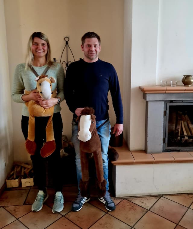 Paar mit Spielzeugpferden